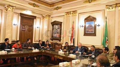 رئيس جامعة القاهرة يبحث وضع آلية لدعم النشاط الطلابي