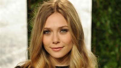 إليزابيث أولسون تتعرض لموقف محرج أمام الكاميرات