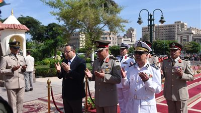 محافظ الإسكندرية يضع إكليل الزهور على النصب التذكاري للشهداء