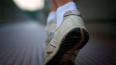 المشي السريع يعزز كفاءة الذاكرة بين الناجيات من سرطان الثدي