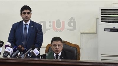 تفاصيل جلسة «أحداث مكتب الإرشاد».. المحكمة تعدل الاتهام من القتل العمد إلى ضرب أفضى إلى موت.. إعادة القضية للمرافعة.. ظهور بديع والبلتاجي بالبدلة الحمراء.. وتأجيل الجلسة إلى 7 أكتوبر