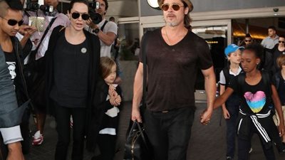 بالصور.. المعجبون يلاحقون عائلة أنجلينا وبراد بيت في مطار لوس أنجلوس