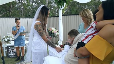 امرأة تتزوج حب حياتها قبل وفاته بيوم (صور)