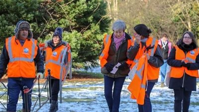 رئيسة وزراء بريطانيا تشارك مع زوجها في حملة لجمع القمامة