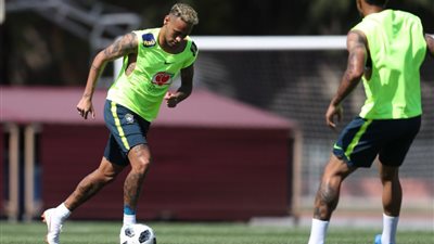 «نيمار» يشارك في مران البرازيل بعد تعافيه من الإصابة (صور)