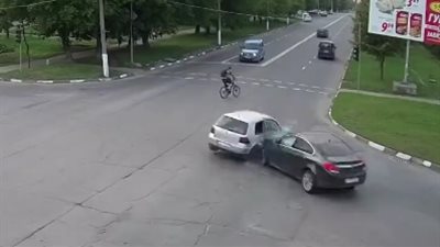 رد فعل غير متوقع لسائق دهس شابا بسيارته (فيديو)