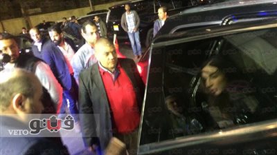 بالفيديو.. كريم عبد العزيز وأنغام يصلان عزاء والدة بوسي شلبي