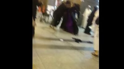 بالفيديو.. مشاجرة عنيفة بين الباعة الجائلين والمتسولين حول الحرم المكي