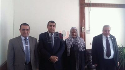 تكريم عاملة بـ«هندسة القاهرة» لأمانتها (صور)