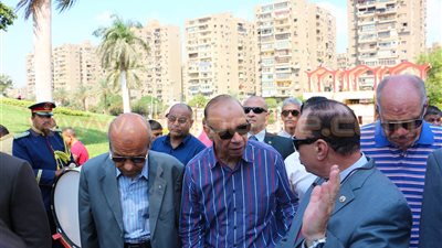 محافظ القاهرة يتفقد الحديقة الدولية على أنغام الطبل والمزمار