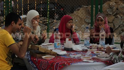بالصور.. حفل إفطار جماعي بساحة «صيدلة عين شمس»