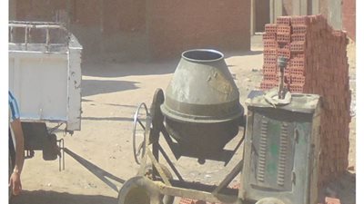 مصادرة مواد بناء لعقارات مخالفة بحي المرج