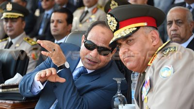 السيسي يصل الفرافرة لإطلاق إشارة بدء حصاد أول محصول قمح.. تكثيف أمني وتحليق الطائرات لتأمين الزيارة.. «الوزير»: الرئيس لا يدشن مشروعا بدون توفير عناصر النجاح.. والمشروع يضم ٣ قرى نموذجية وبي