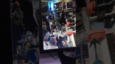 بالفيديو.. لحظة سرقة امرأة حقيبة أخرى داخل محل ملابس بالسعودية
