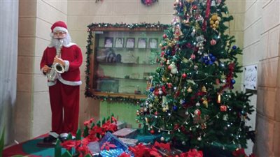 شجرة الكريسماس وبابا نويل يزينان جدران الكنيسة المرقسية بالإسكندرية | صور