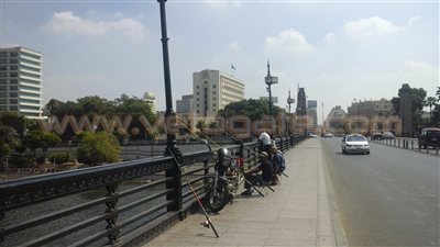 بالصور.. كبار السن يحتفلون بالعيد بصيد الأسماك على كوبري قصر النيل