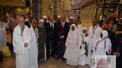 بالصور.. مدير أمن البحر الأحمر يودع حجاج القرعة بمطار الغردقة