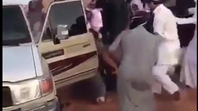 مشاجرة عنيفة بالسكاكين بين مجموعة من الشباب (فيديو)