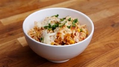 بالفيديو.. طريقة إعداد المكرونة بقطع الفراخ المشوية من تستي