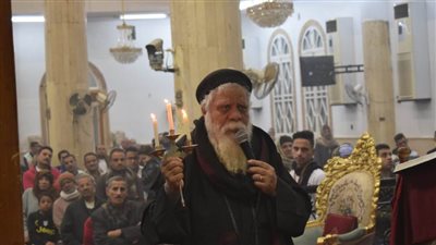 توافد أقباط أسيوط على الكنائس لأداء قداس رأس السنة| صور