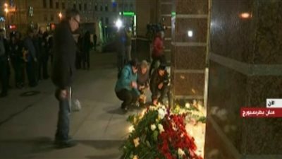 بالفيديو.. بوتين يضع إكليلا من الزهور على ضحايا تفجير سان بطرسبورج