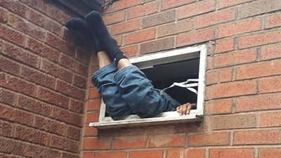 بالصور.. الشرطة تخلص لصا غبيا من مأزق