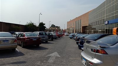 افتتاح ساحة انتظار وفروع بنوك بالمنطقة التجارية في مطار القاهرة