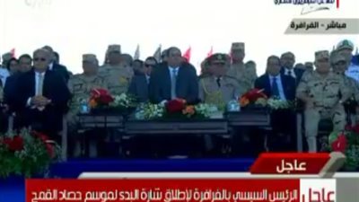 بالفيديو.. السيسي يستمع لتلاوة قرآنية قبل بدء حصاد القمح بالفرافرة