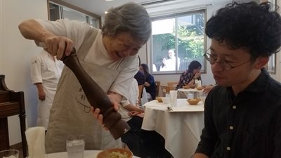 بالصور.. مطعم وجبات خاطئة يوظف عمالا مصابين بألزهايمر