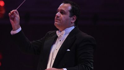 مواهب غنائية شابة مع كورال القاهرة الاحتفالي على مسرح الجمهورية