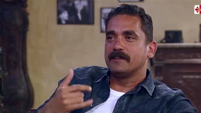 بالفيديو.. حركة غريبة لأمير كرارة في مغازلته الفتيات على الهواء