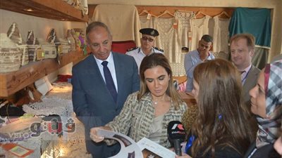 بالصور.. وزيرة التعاون تتفقد معرض المشغولات اليدوية بالغردقة
