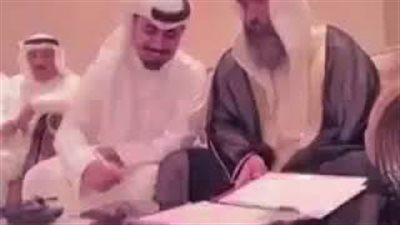 مأذون يحاول إقناع عريس بالتفكير في الزواج (فيديو)
