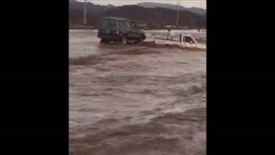 لحظة إنقاذ شاب حاول عبور السيول في السعودية بسيارته (فيديو)