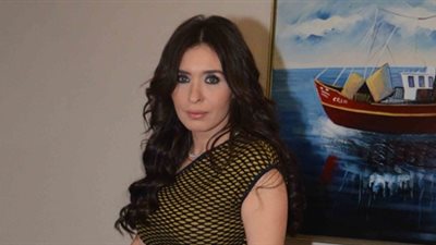 دينا تسافر إلى طابا لإحياء إحدي حفلات الربيع (فيديو)