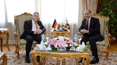 وزير الطيران المدني يبحث سبل دعم التعاون مع سفير ألمانيا بالقاهرة