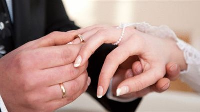 الزواج في «زمن التعويم».. الحلال بـ«زق» الأهل