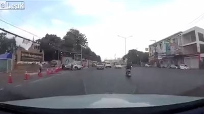 لحظة سقوط عمود كهرباء أثناء سير السيارات (فيديو)