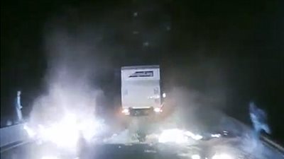 بالفيديو والصور.. سائق شجاع يقتحم النيران بشاحنته