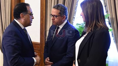 «ابتسامات وتهاني» في أول اجتماع لحكومة مصطفى مدبولي (صور)