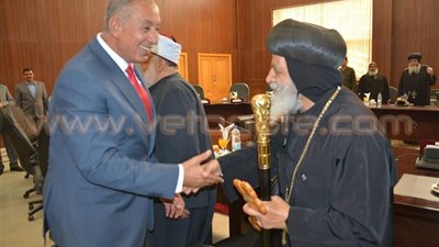 بالصور.. «يحيا الهلال مع الصليب».. حاج يدعو لقبطي أمام الكعبة.. جزار مسيحي يذبح أضاحي المسلمين بالمجان.. «مينا» يؤمن صلاة العيد في المنيا.. وأسقف البحر الأحمر يهدي المحافظ مصحفا