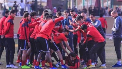 لاعبو الأهلي يحتفلون بعيد ميلاد محمد شريف (صور)