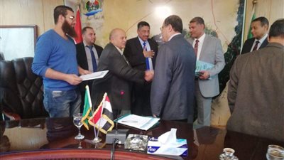وفد نقابة العلميين يبحث حل مشكلات بحيرة قارون مع محافظ الفيوم (صور)