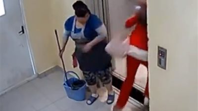 مصعد يتحرك لحظة وضع امرأة قدمها به(فيديو)