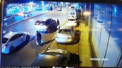 لقطات مروعة للحظة دهس سيارة 3 أشخاص وتقذف أحدهم في الهواء (فيديو)