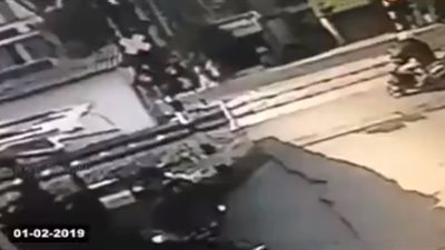 لقطات مروعة للحظة دهس قطار سائق دراجة نارية متهورا (فيديو)