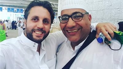 هشام ماجد وبيومي فؤاد يلتقطان «سيلفي» بالحرم المكي