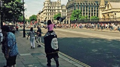 شرطة بريطانيا ترفض اعتقال رجل تجول بعلم «داعش» في لندن