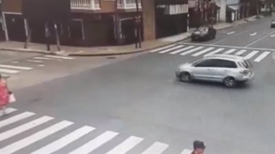 ضابطة شرطة تدهس امرأة لحظة عبورها الطريق (فيديو)