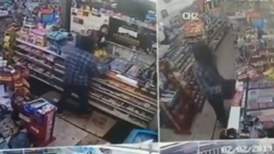 امرأة تلقن لصا حاول سرقة محلها درسا قاسيا باستخدام «موزة» (فيديو)